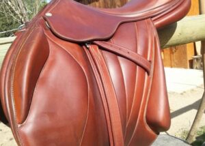 découvrez comment choisir une selle adaptée pour votre confort et sécurité, que ce soit pour l'équitation, le vélo ou la moto.