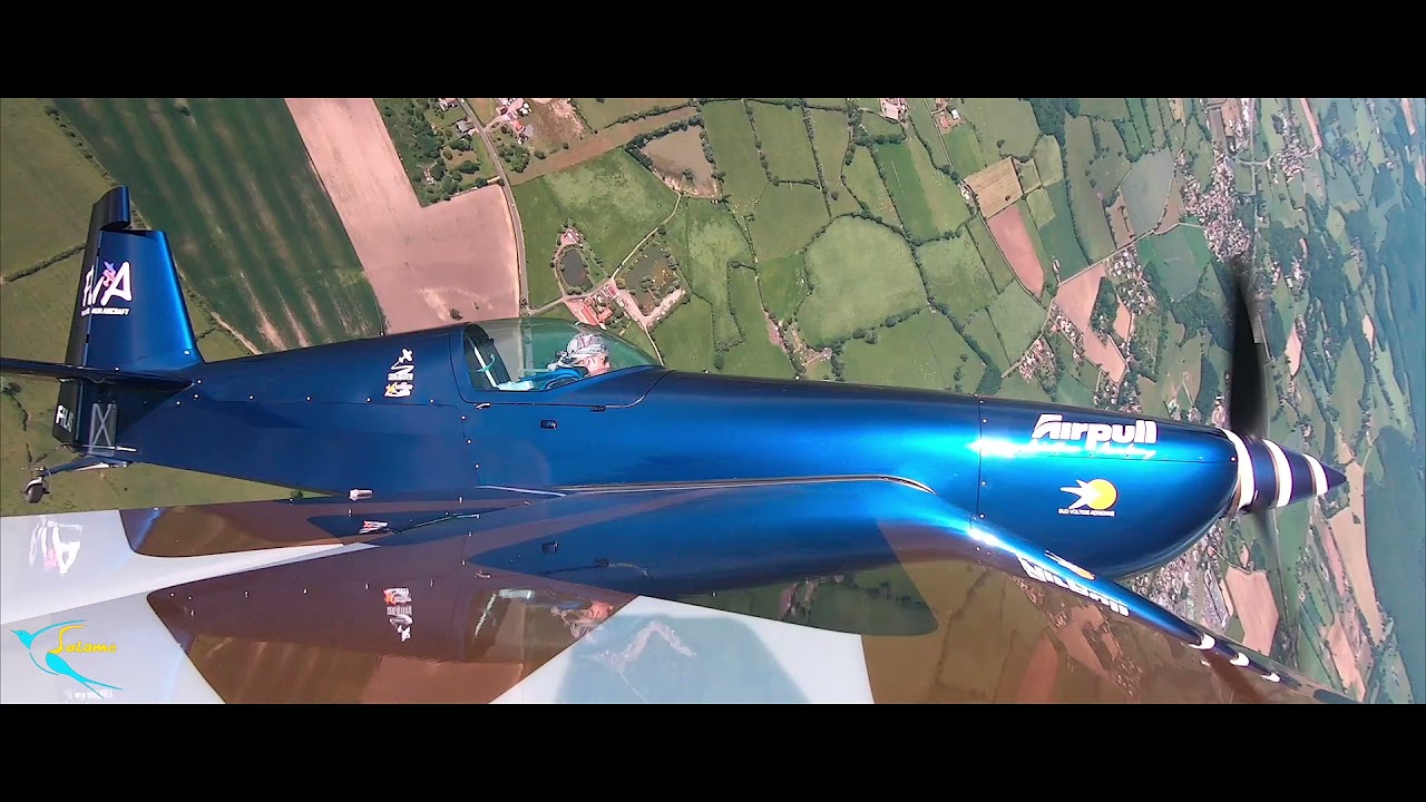 découvrez une voltige aérienne spectaculaire alliant acrobaties audacieuses et maîtrise technique pour un spectacle aérien inoubliable.
