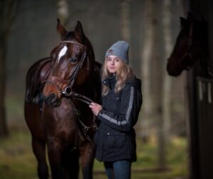découvrez le coût réel d'un cheval en prenant en compte l'achat, l'entretien, la nourriture, les soins vétérinaires et l'équipement pour une gestion optimale de votre compagnon équin.