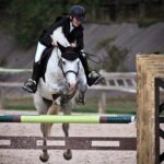 découvrez des conseils et techniques pour progresser efficacement à cheval, améliorer votre équilibre, votre connexion avec l'animal et votre maîtrise de l'équitation.