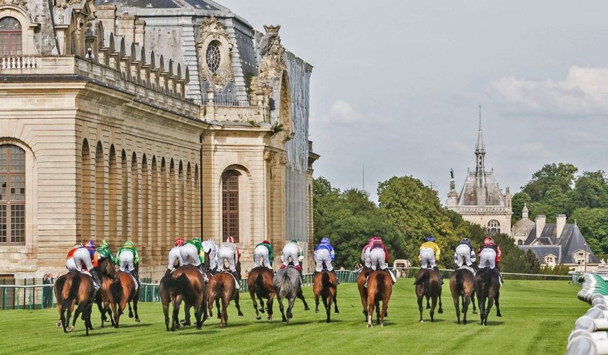 découvrez l'hippodrome de chantilly, un lieu emblématique pour les passionnés de courses hippiques et d'histoire équestre. profitez d'une visite guidée au cœur d'un cadre naturel exceptionnel.