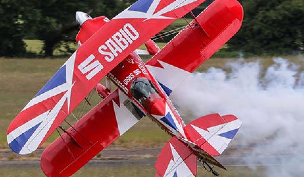 découvrez la voltige aérienne spectaculaire : des acrobaties impressionnantes et des sensations fortes dans les airs pour les amateurs de frissons et d'émotions.